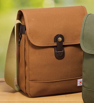 「＜富士金梅（Ｒ）＞８号帆布使用Ａ４対応ショルダー（メンズショルダーバッグ）」｜キャメル