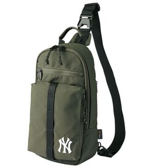 「＜ＭＬＢ＞タフネスボディバッグ（メンズショルダーバッグ）」｜ヤンキース・カーキ