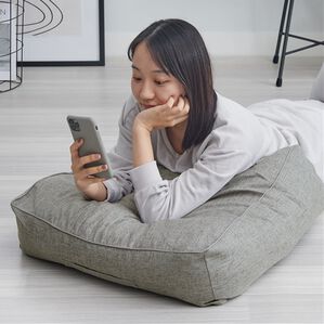 iellio（イエリオ）の「クッションにもなる布団収納ケース＜洋服収納・布団収納袋・クッション・腰あて・便利・見せる収納＞（衣類・布団収納）」｜グレー