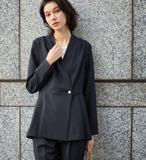 GeeRA（ジーラ）の「【２点セット】パールボタンペプラムプリーツテーパードセットアップ（パンツスーツ）」｜詳細画像