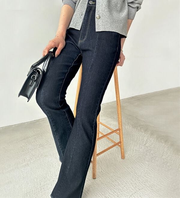 GeeRA（ジーラ）の「センターシームフレアデニムパンツ（フルレングスパンツ）」｜詳細画像