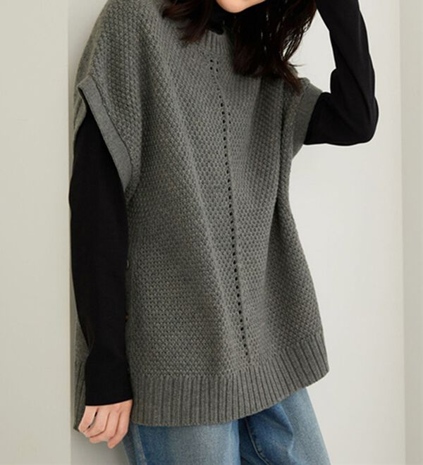 BELLUNA（ベルーナ）の「ボタン使いゆったりニットベスト（ベスト）」｜詳細画像