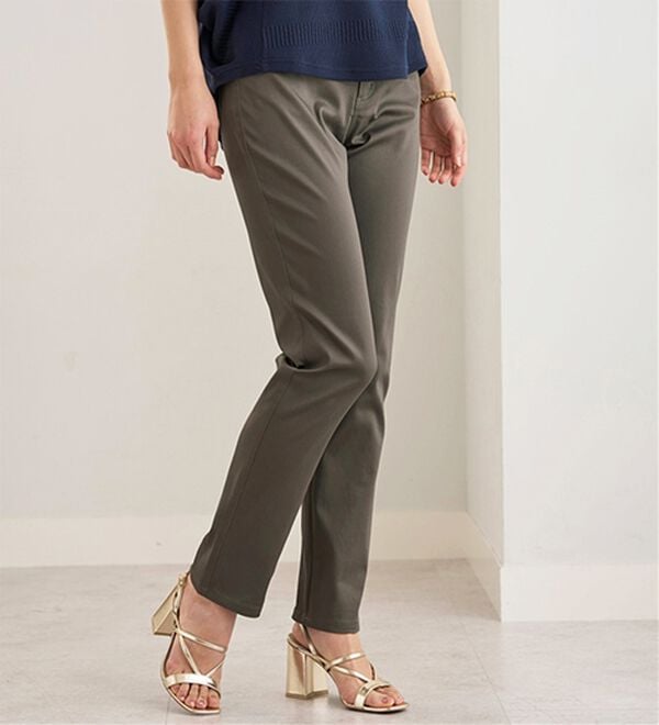 BELLUNA（ベルーナ）の「サラリ速乾！綿サテンストレッチカラーパンツ（フルレングスパンツ）」｜詳細画像