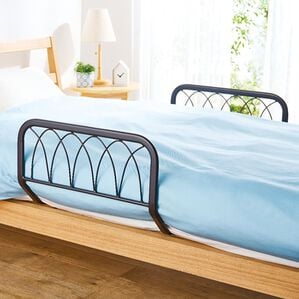 「ズレ落ち防止！ベッドガード２個組（ベッドまわり用品）」｜ブラウン