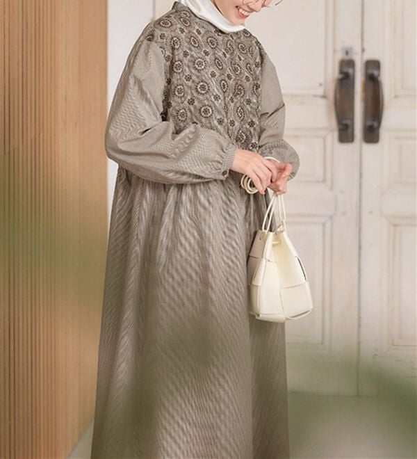 Viola e Viola（ヴィオラ エ ヴィオラ）の「パッと華やぐ繊細刺しゅうの大人シャツワンピース（シャツワンピース）」｜詳細画像