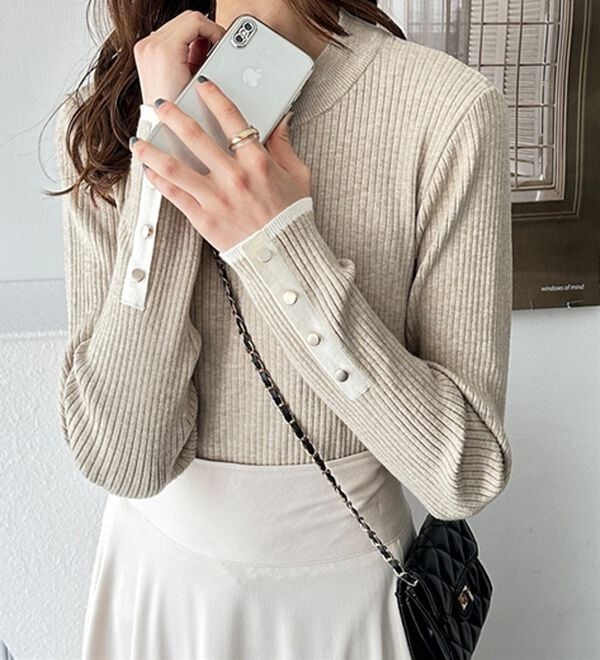 GeeRA（ジーラ）の「袖口ボタン配色ハイネックリブニット（ニット・セーター）」｜詳細画像