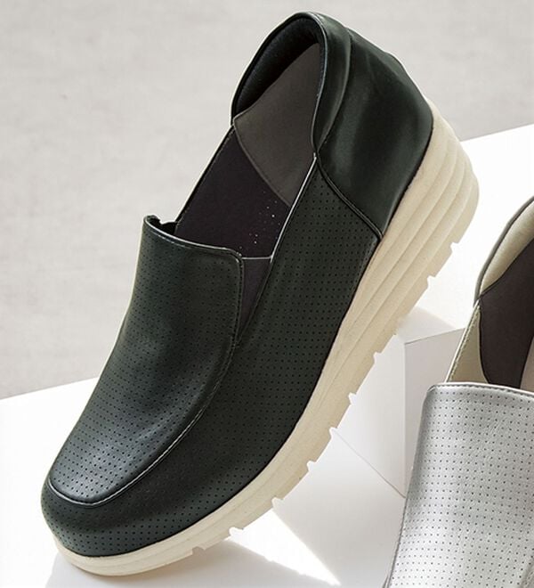 ルフラン（ルフラン）の「４Ｅ美脚見せ異素材使いスリッポンシューズ（スリッポン）」｜ブラック