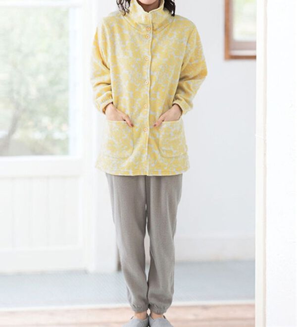 LAVIENNE（ラヴィエンヌ）の「【首元までぬくぬく】ソフトでかるぽかフリースハイネックパジャマ（パジャマ・ルームウェア）」｜イエローフローラル