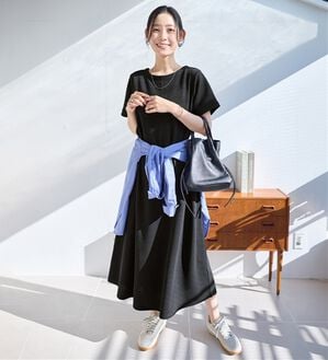 Viola e Viola（ヴィオラ エ ヴィオラ）の「ひんやり＆シワになりにくい　丈が選べる！エンボス素材Ａラインワンピース（カットソーワンピース）」｜ブラック