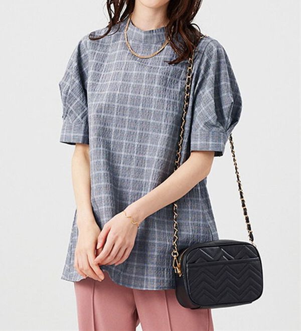 BELLUNA（ベルーナ）の「サッカー素材後ろボタンデザインブラウス（ブラウス）」｜グレンチェック