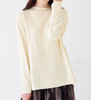 BELLUNA（ベルーナ）の「もちもち袖ボタンニットプルオーバー（ニット・セーター）」｜アイボリー