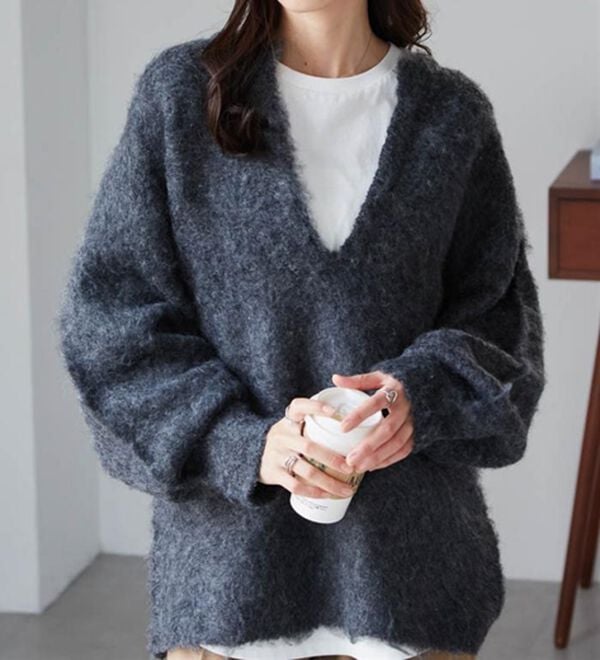 RANAN（ラナン）の「ディープキーネックシャギーニット（ニット・セーター）」｜チャコール