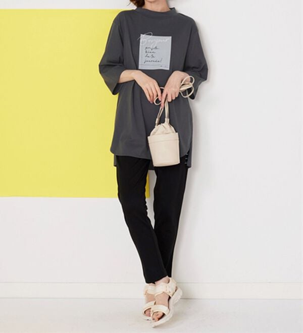 BELLUNA（ベルーナ）の「＜ＥＬＬＥ　Ａｃｔｉｖｅ＞多機能ロゴプリントチュニック（チュニック）」｜詳細画像