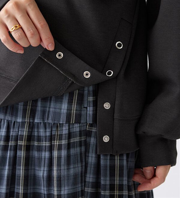 BELLUNA（ベルーナ）の「裾ボタン使いスタンドネックプルオーバー（カットソー）」｜詳細画像