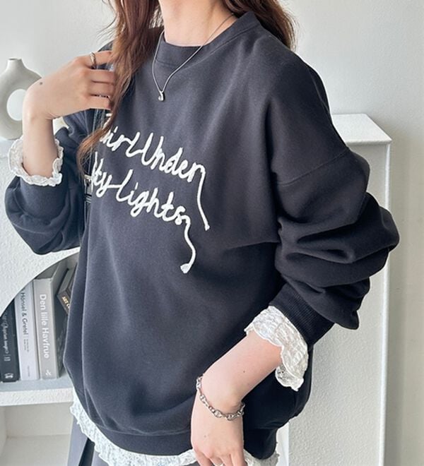 GeeRA（ジーラ）の「コードロゴ刺繍オーバーサイズ裏起毛スウェット（トレーナー・スウェット）」｜チャコール