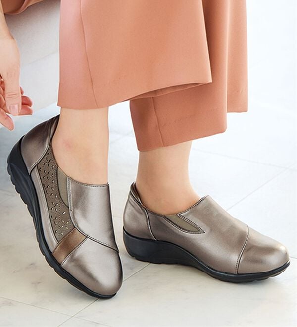 BELLUNA（ベルーナ）の「５Ｅカットワーク切替スリッポンシューズ（スリッポン）」｜ブロンズ