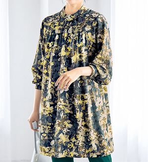 VINNO（ヴィノ）の「ハイネックギャザープリントチュニック（チュニック）」｜ネイビー系花柄