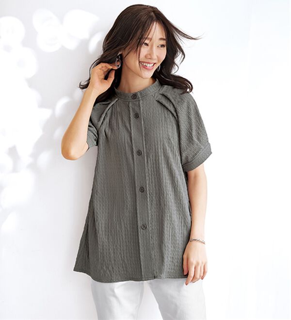 BELLUNA（ベルーナ）の「Ｔシャツみたいに着られるきれい見えブラウス（ブラウス）」｜グレージュ