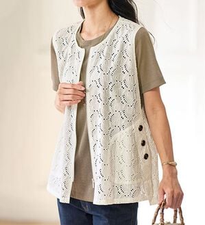 BELLUNA（ベルーナ）の「一枚羽織るだけ！レースボタン使いベスト（ベスト）」｜オフ白