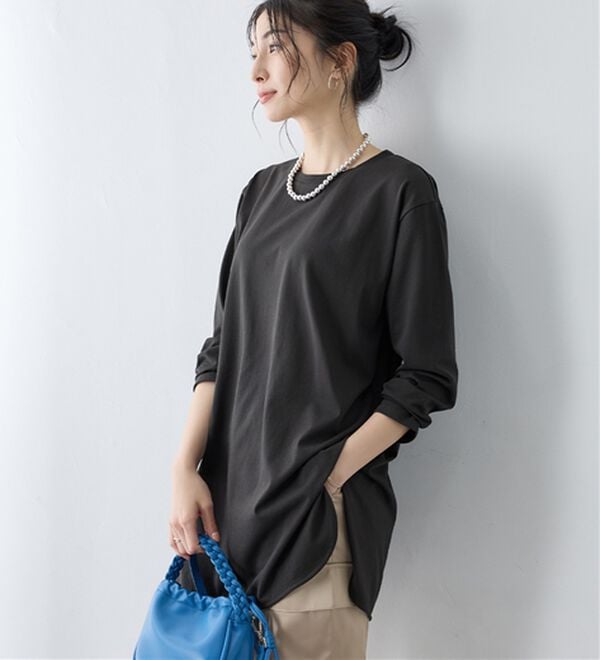 Viola e Viola（ヴィオラ エ ヴィオラ）の「ひんやり＆さらり綿混チュニックＴシャツ（チュニック）」｜チャコール／長袖