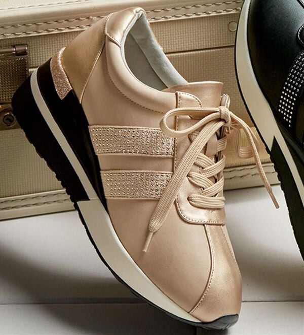 「４Ｅきらめきレースアップスニーカー（スニーカー）」｜ピンクベージュ(ヒモ)