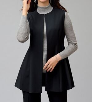 BELLUNA（ベルーナ）の「＜楽スタフィット＞シリーズ（ジャケット・パンツ・ベスト）（フルレングスパンツ）」｜ペプラムベスト/黒