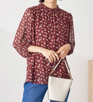 BELLUNA（ベルーナ）の「シフォンプリントシャーリング使いブラウス（ブラウス）」｜テラコッタ系水彩柄