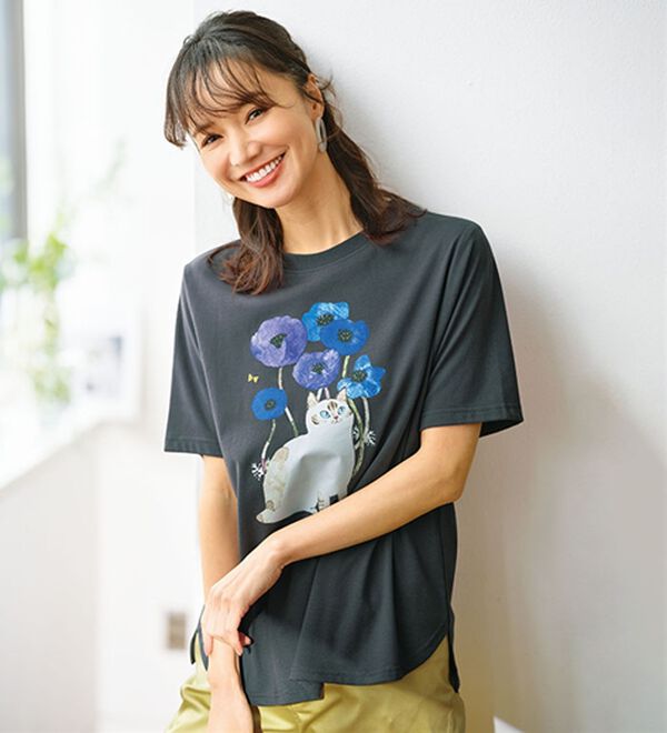 BELLUNA（ベルーナ）の「アーティストコラボねこプリントＴシャツ（カットソー）」｜チャコール