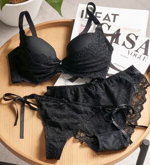 YU'NOW（ユナウ）の「【３点セット】サイドリフト＆センターレースブラ＆ショーツ＆Ｔバック（ブラジャー＆ショーツセット）」｜ブラック