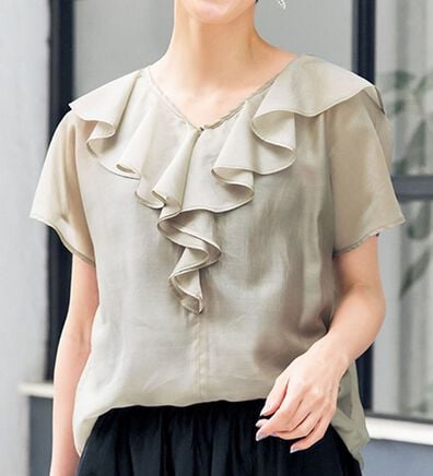 VINNO（ヴィノ）の「シャイニーローンラッフル衿ブラウス（ブラウス）」