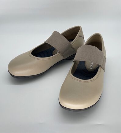 BELLUNA（ベルーナ）の「山羊革甲ゴムベルトシューズ（フラットシューズ）」