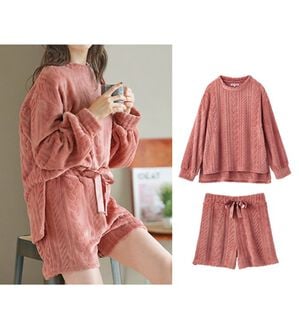 YU'NOW（ユナウ）の「【上下２点セット】ケーブル風フリースルームウェア＆ショートパンツセット（パジャマ・ルームウェア）」｜ピンク