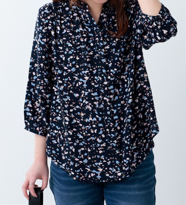 BELLUNA（ベルーナ）の「ギャザー使いレーヨンプリントブラウス（ブラウス）」｜幾何柄&times;ネイビー