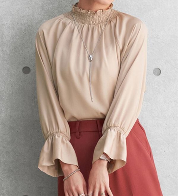 BELLUNA（ベルーナ）の「シャーリングブラウス（ブラウス）」｜グレージュ