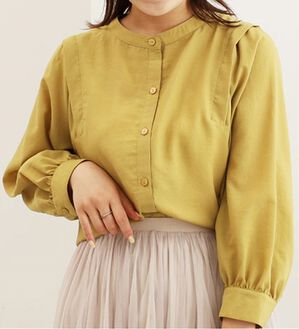 BELLUNA（ベルーナ）の「ビンテージ素材肩タックブラウス（ブラウス）」｜イエロー