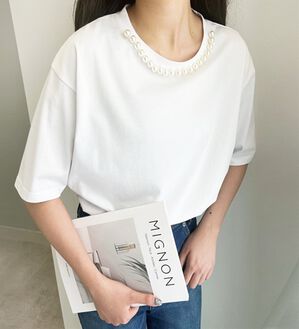 GeeRA（ジーラ）の「コットン天竺パール付デザイントップス（Tシャツ）」｜ブラック