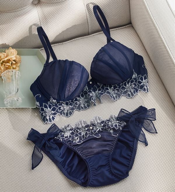 YU'NOW（ユナウ）の「ぷるるん谷間のノンワイヤーブラ＆ショーツ（ブラジャー＆ショーツセット）」｜ネイビー系大花チュール