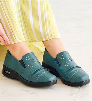 BELLUNA（ベルーナ）の「５Ｅシャーリング使いカットワークシューズ（スリッポン）」｜ターコイズ