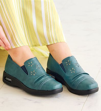 BELLUNA（ベルーナ）の「５Ｅシャーリング使いカットワークシューズ（スリッポン）」