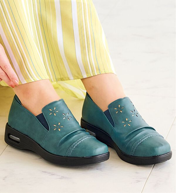 BELLUNA（ベルーナ）の「５Ｅシャーリング使いカットワークシューズ（スリッポン）」｜ターコイズ