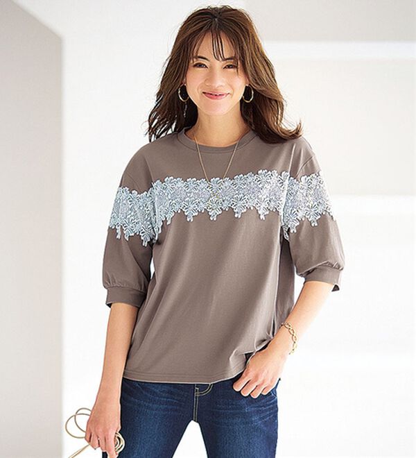 BELLUNA（ベルーナ）の「ケミカルレース使い華やかプルオーバー（カットソー）」｜モカ