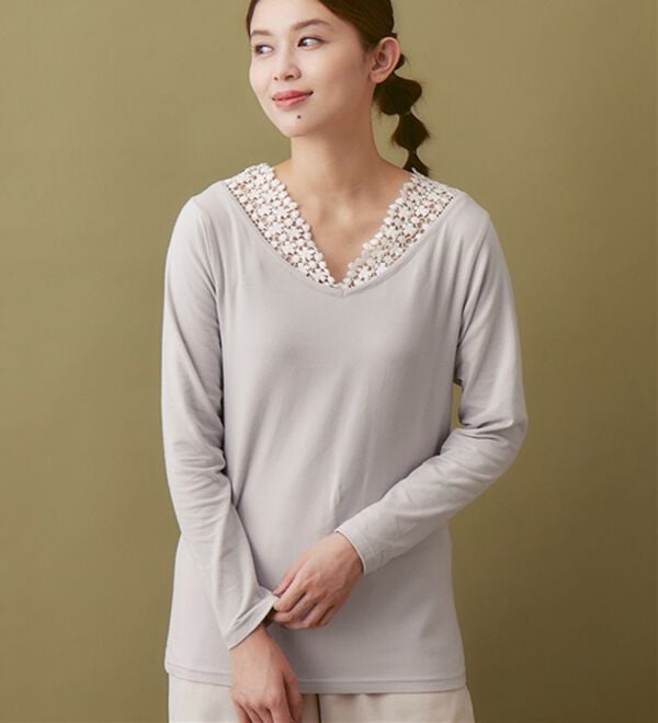 Viola e Viola（ヴィオラ エ ヴィオラ）の「あったか綿衿見せレーストップス【吸湿発熱&times;静電気防止】（カットソー）」｜詳細画像