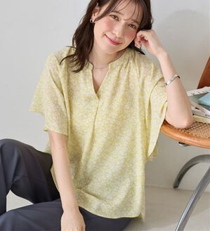 Viola e Viola（ヴィオラ エ ヴィオラ）の「【接触冷感】さらっと涼感フレアスリーブブラウス（ブラウス）」｜イエロー系花柄／トップス