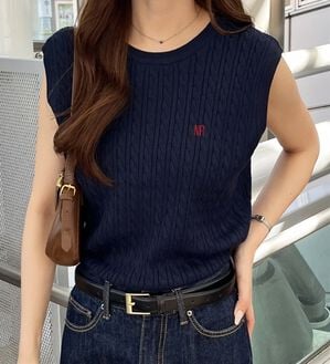 GeeRA（ジーラ）の「ケーブル編み刺しゅうノースリニット（ベスト）」｜ネイビー