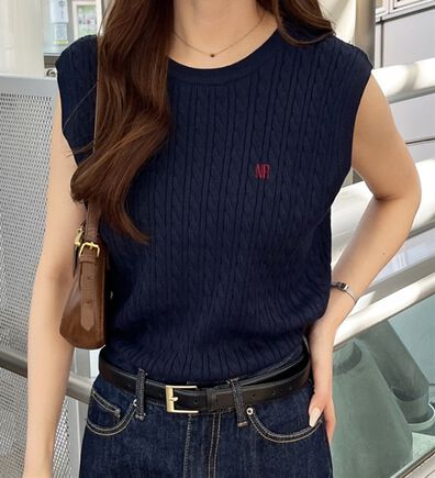 GeeRA（ジーラ）の「ケーブル編み刺しゅうノースリニット（ベスト）」