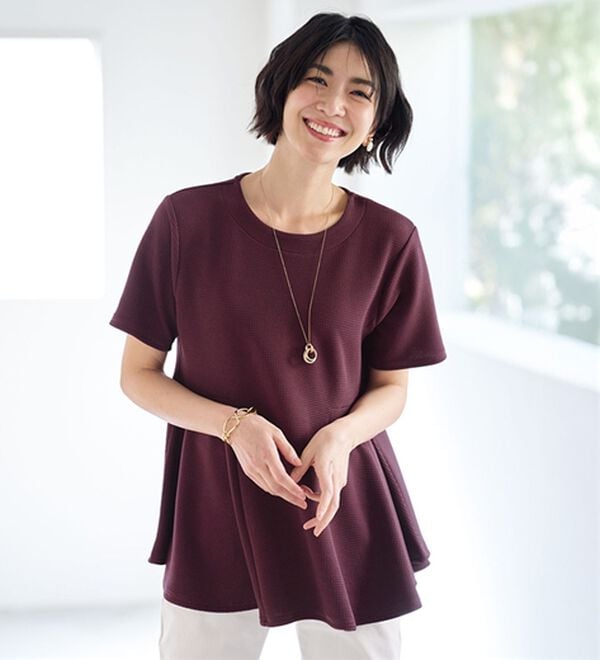 BELLUNA（ベルーナ）の「ポコポコエンボス素材　－３ｋｇ見えペプラムチュニック（チュニック）」｜バーガンディ