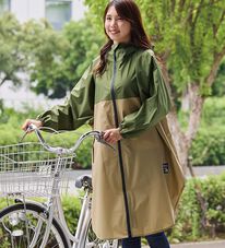 「フードがずれにくいレインコート（レイングッズ）」