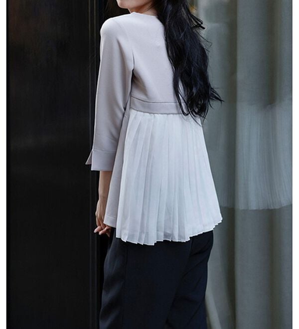 RANAN（ラナン）の「楽ちんキレイ見え！バックプリーツセットアップ（ブラウススーツ）」｜ライトグレー系