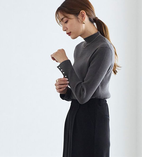 Pierrot（ピエロ）の「【選べるネック】もっちり袖パールニット（ニット・セーター）」｜チャコール