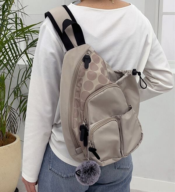 BELLUNA（ベルーナ）の「気がきく小回り優秀ボディバッグ（リュック）」｜ベージュ